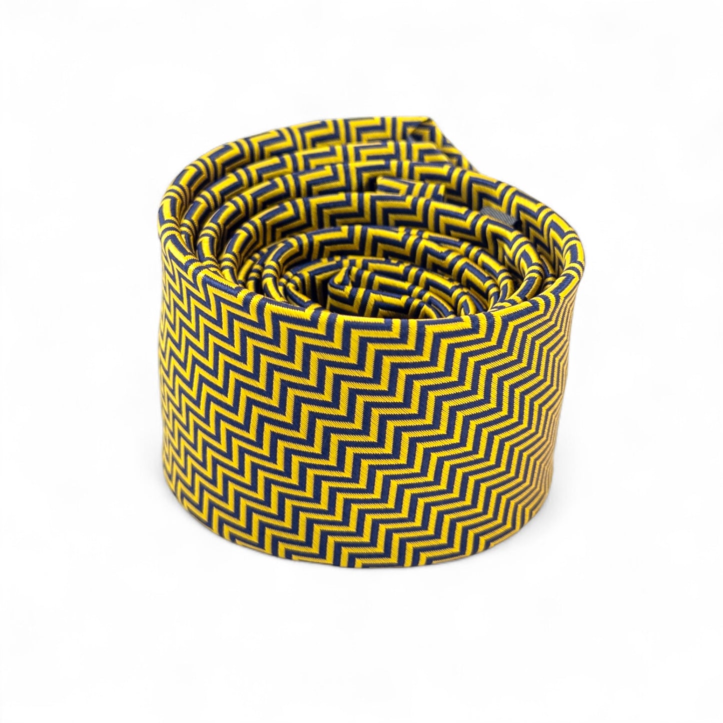 Corbata Amarilla con Patrón Zigzag Negro – Estilo Moderno