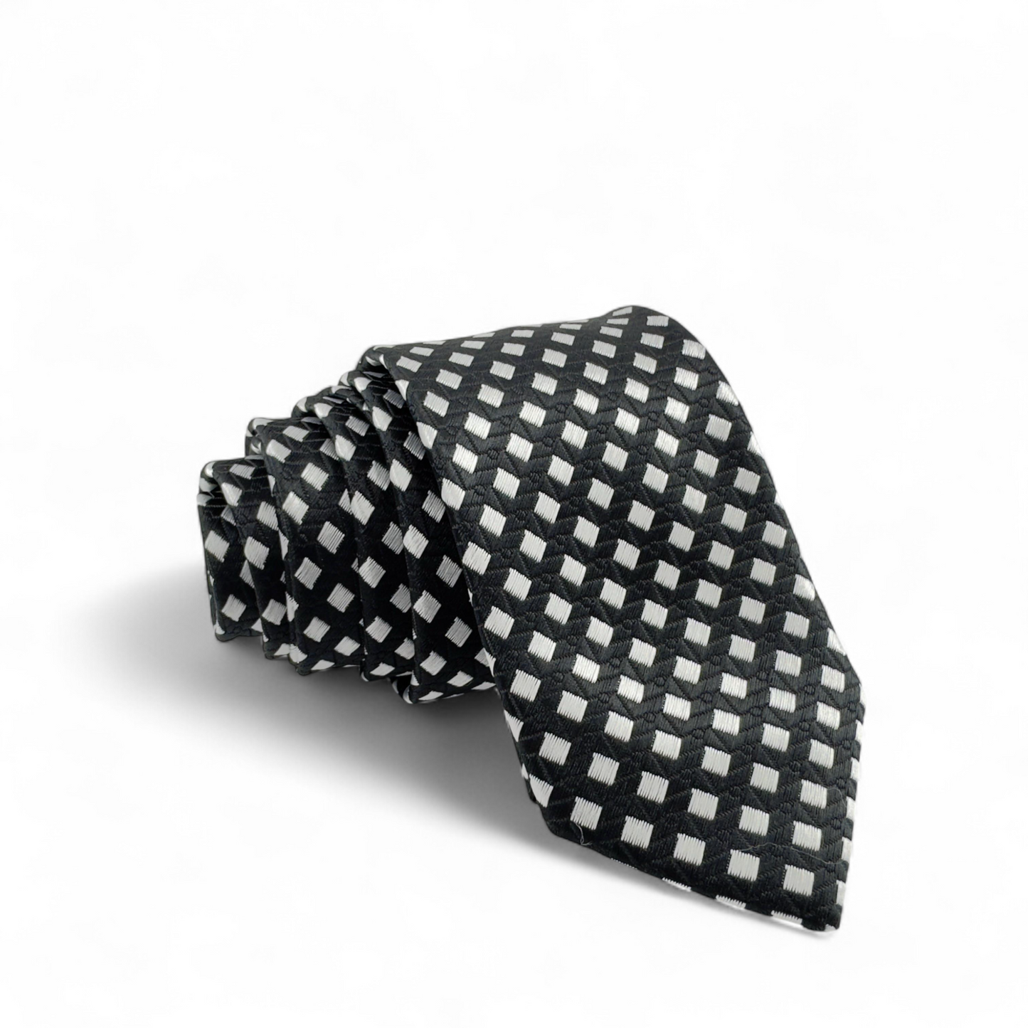 Corbata negra con patrón geométrico en blanco