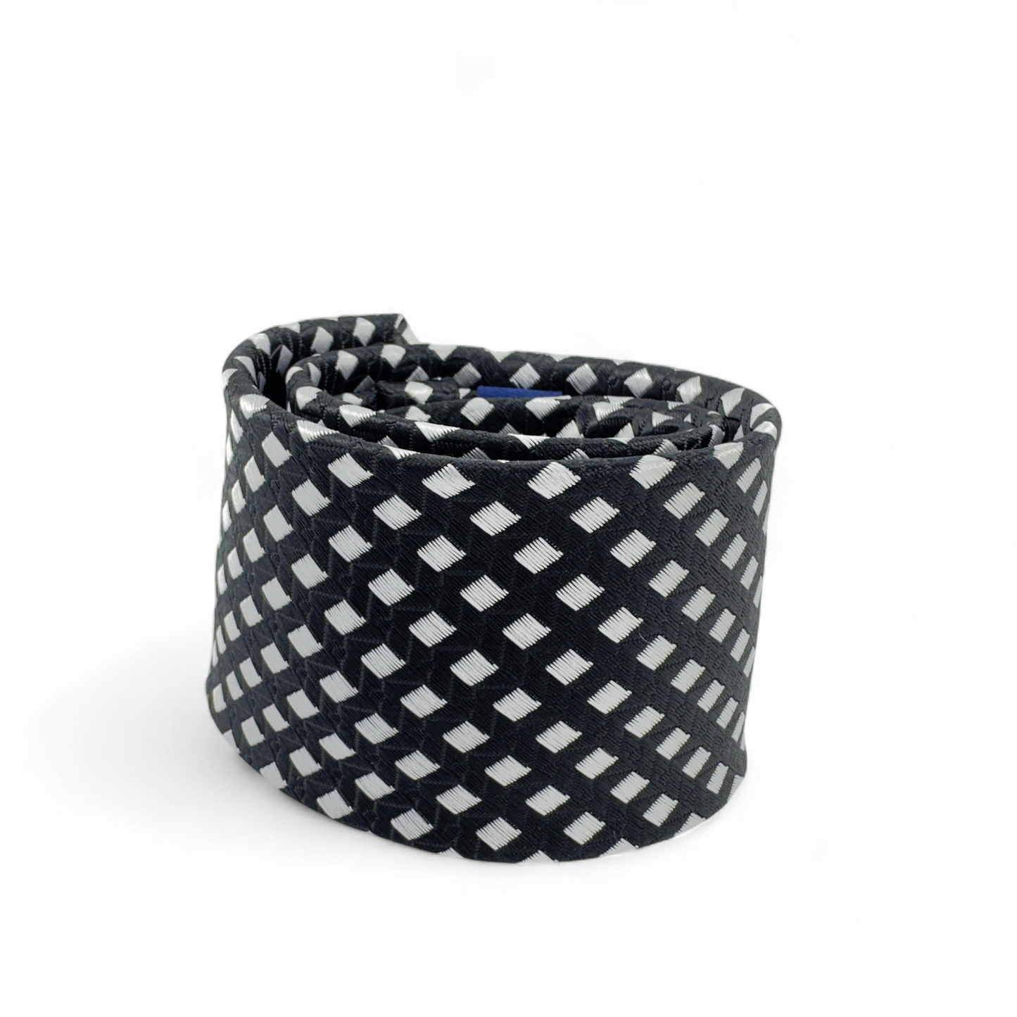 Corbata negra con patrón geométrico en blanco
