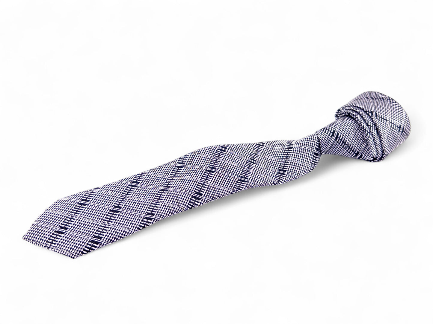 Corbata Gris con Tonos Blanco y Negro con Patrón Escocés – Estilo Moderno