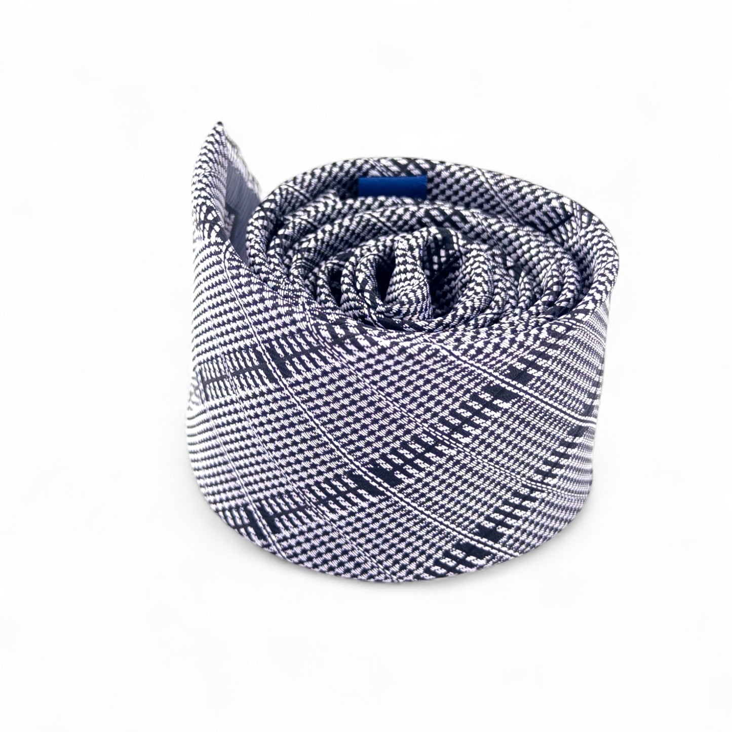 Corbata Gris con Tonos Blanco y Negro con Patrón Escocés – Estilo Moderno