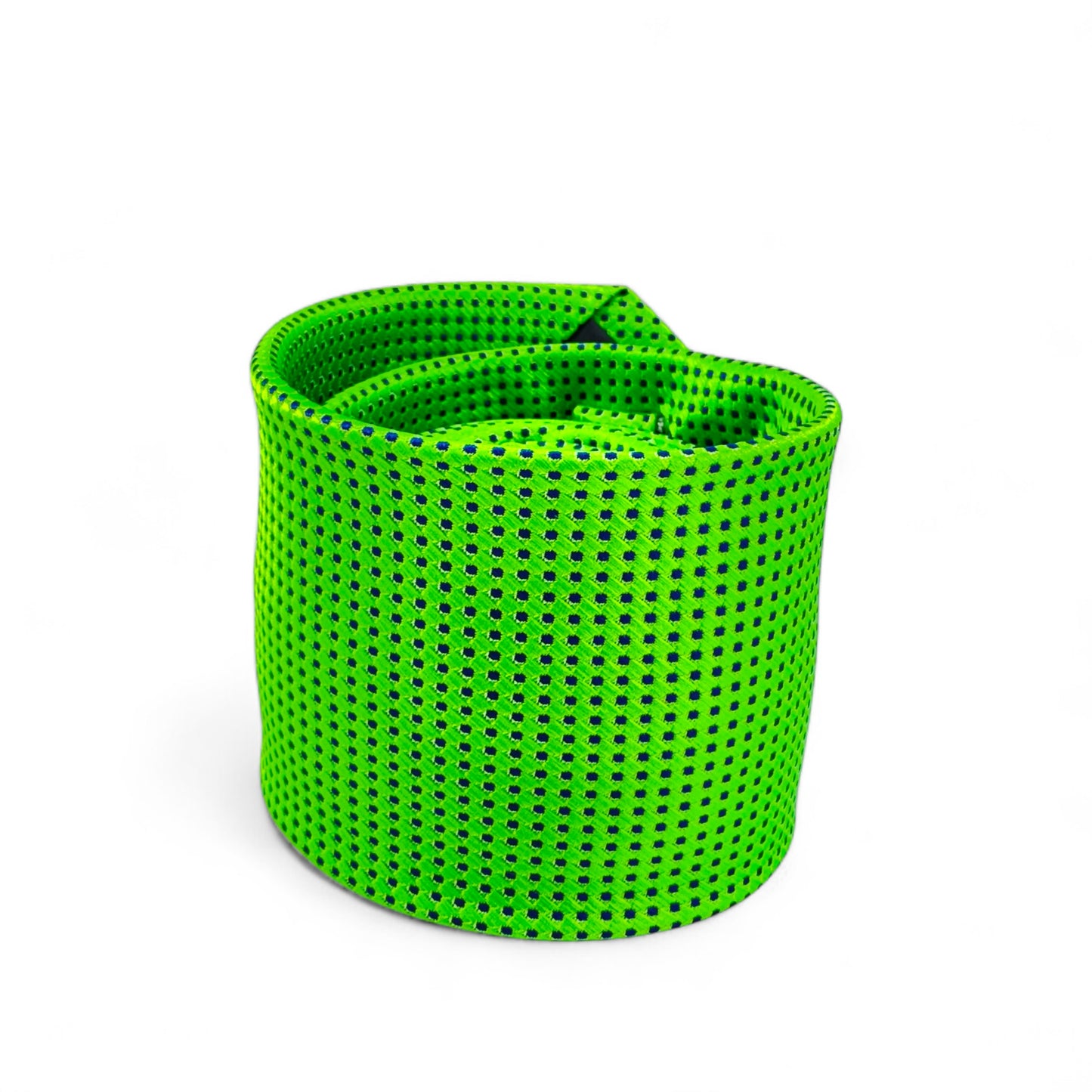 Corbata verde con puntos azules
