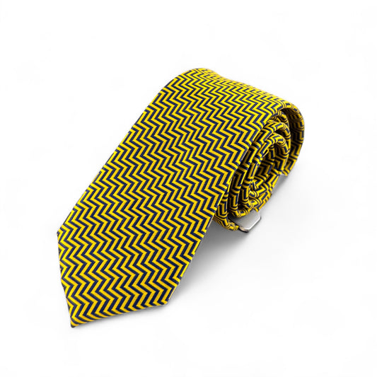 Corbata Amarilla con Patrón Zigzag Negro – Estilo Moderno