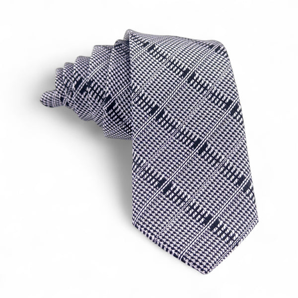 Corbata Gris con Tonos Blanco y Negro con Patrón Escocés – Estilo Moderno