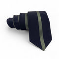 Corbata Negra con Franja Verde – Estilo Moderno