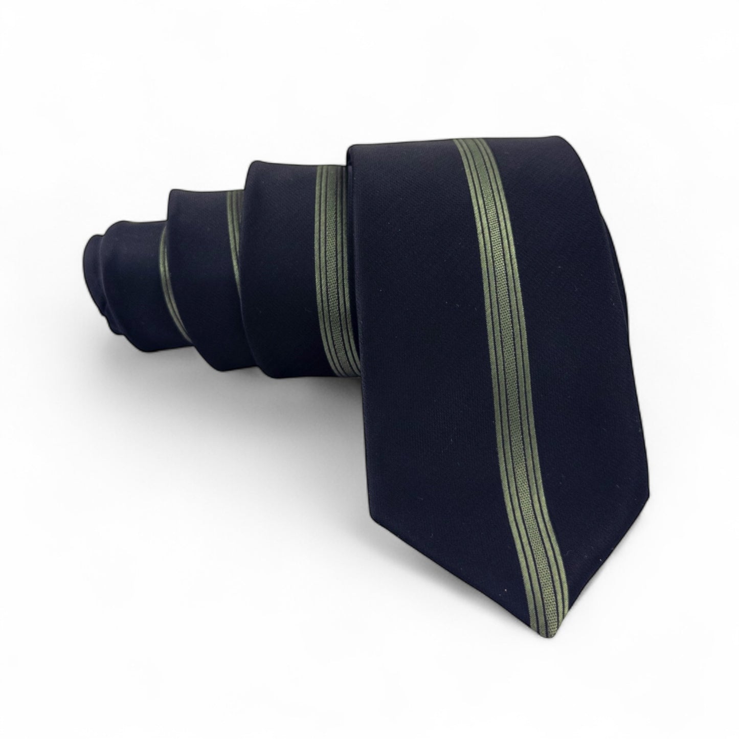 Corbata Negra con Franja Verde – Estilo Moderno