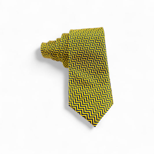 Corbata Amarilla con Patrón Zigzag Negro – Estilo Moderno