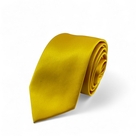Corbata amarilla con patrón de líneas horizontales