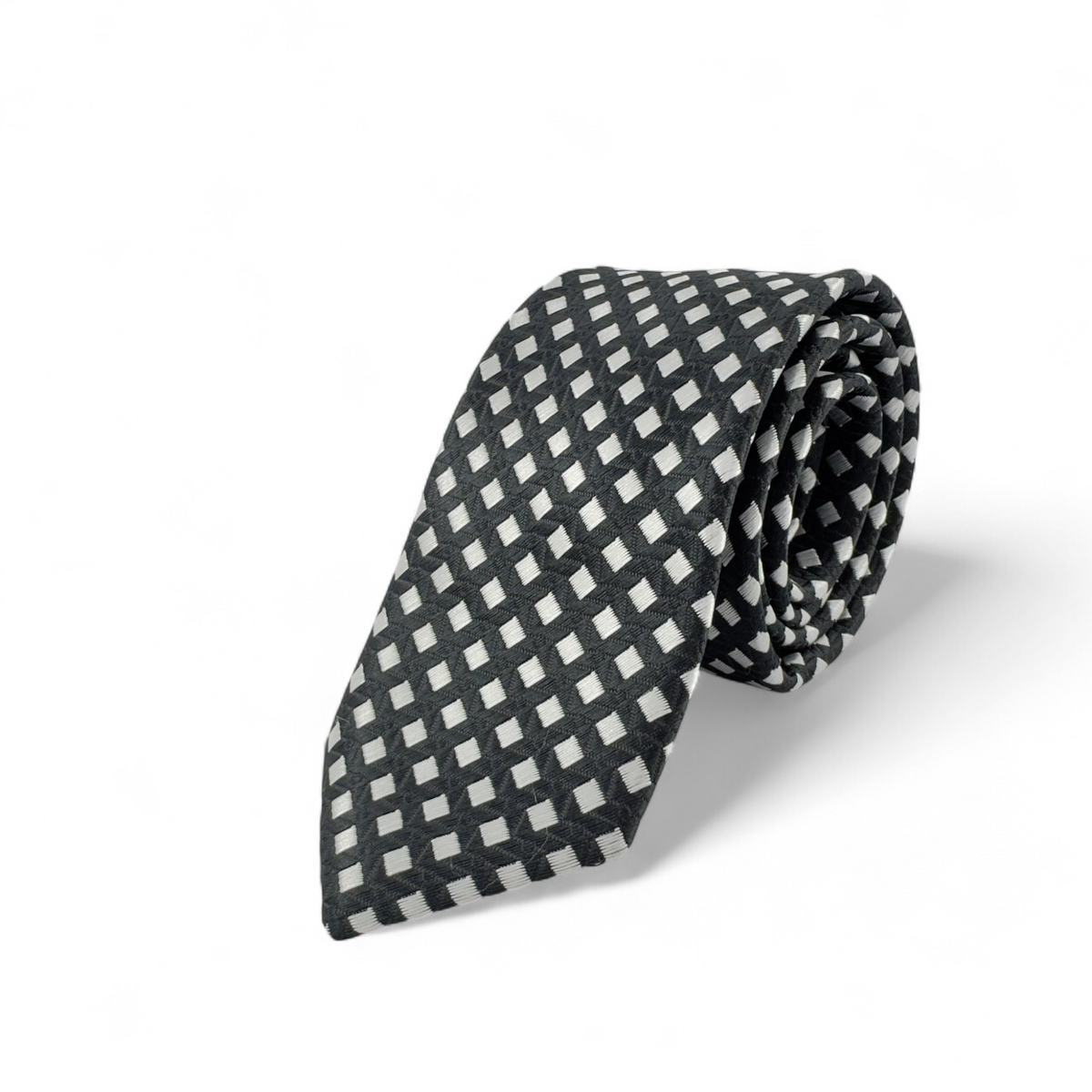 Corbata negra con patrón geométrico en blanco