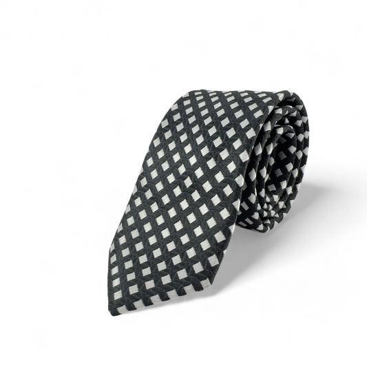 Corbata negra con patrón geométrico en blanco