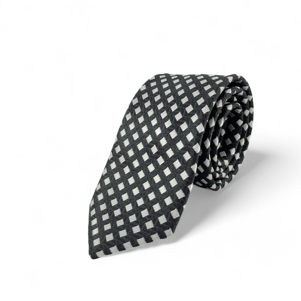 Corbata negra con patrón geométrico en blanco