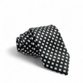Corbata negra con patrón geométrico en blanco