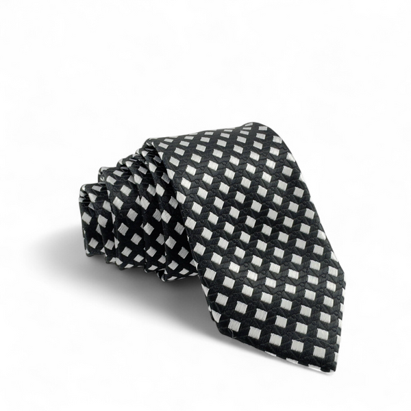 Corbata negra con patrón geométrico en blanco