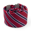 Corbata roja con rayas diagonales azul y negro